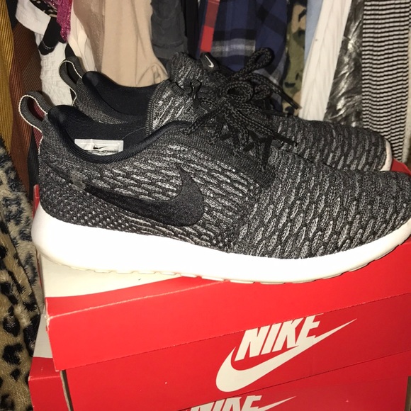 nike roshe correre flyknits grigio scuro nero nike roshe correre flyknits grigio scuro nero
